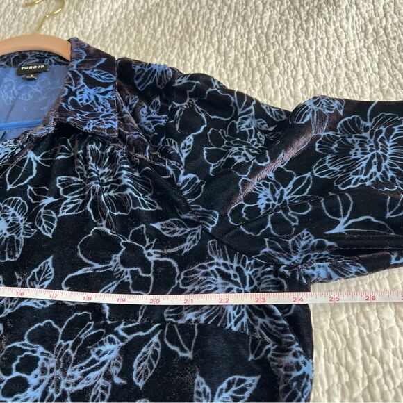 ✨ Torrid Black Blue Floral Velvet Button Up Shirt 1X - Picture 12 of 13